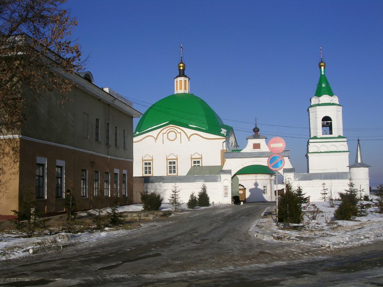 Cheboksary - art school (left) and monastery